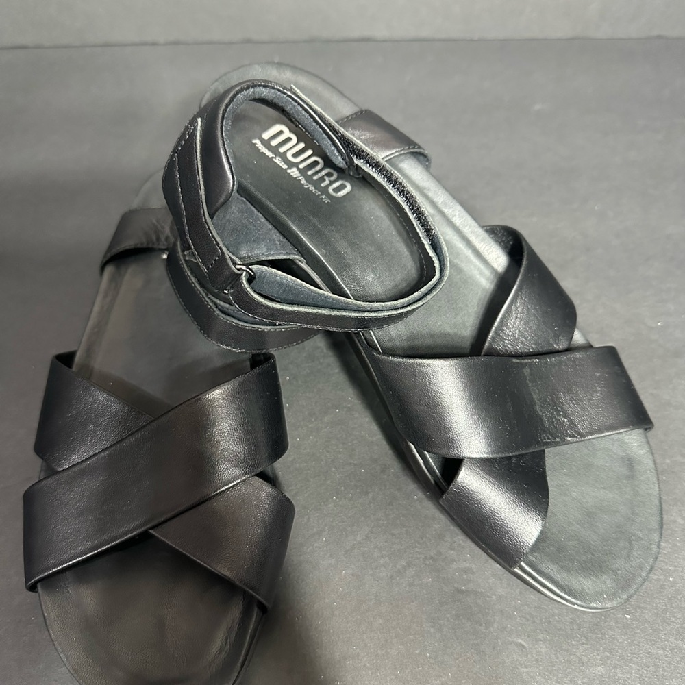 Munro Black Leather Sandals size 9.5 pre owned Exellent condition. - Picture 2 of 4